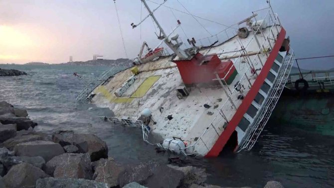 Maltepe’de Fırtınada Yan Yatan Geminin Akıbeti Gün Ağarınca Görüldü
