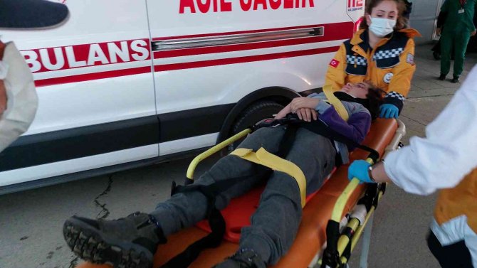 Şiddetli Rüzgardan Üzerlerine Tabela Düşen Anne-oğul Yaralandı
