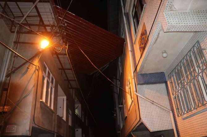 Samsun’da Fırtınadan Uçan Çatı 2 Apartmanın Arasında Kaldı