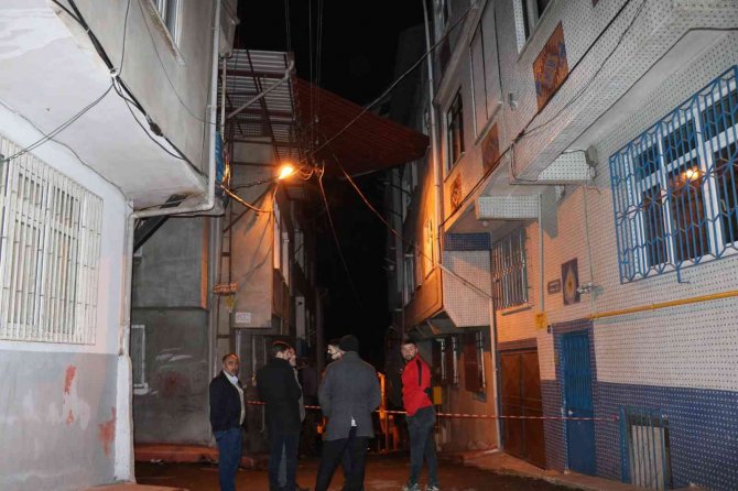 Samsun’da Fırtınadan Uçan Çatı 2 Apartmanın Arasında Kaldı