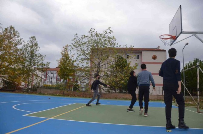 Tokat’ta Voleybol Ve Basketbol Sahası Olmayan Okul Kalmayacak