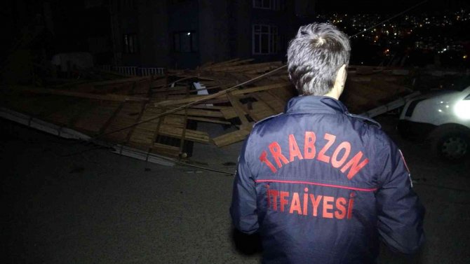 Trabzon’da Şiddetli Fırtına Ağaçları Yerinden Söktü, Çatıları Uçurdu