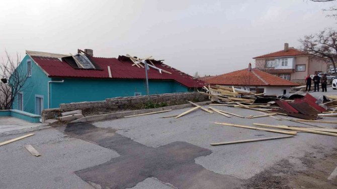 Yozgat’ta Fırtına Nedeniyle Kopan Çatı Parçaları İki Araca Zarar Verdi