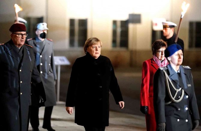 Başbakanlığı Devredecek Olan Merkel’e Alman Ordusundan Veda Töreni