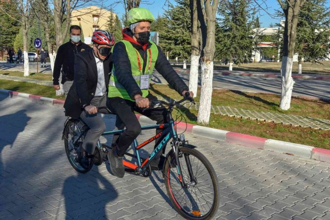 Vali Kızılkaya Kendini Görme Engelli Bireylerin Yerine Koydu, Gözleri Kapalı Bisiklet Kullandı