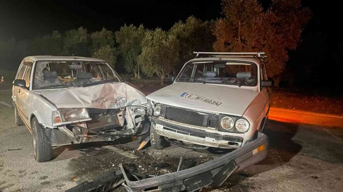 Bursa’da 2 Otomobil Kafa Kafaya Çarpıştı: 3 Yaralı