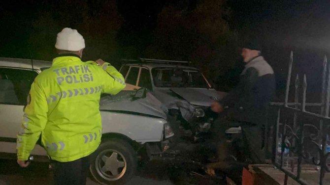 Bursa’da 2 Otomobil Kafa Kafaya Çarpıştı: 3 Yaralı
