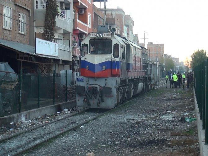 Diyarbakır’da Trenin Çarptığı 28 Yaşındaki Genç Hayatını Kaybetti