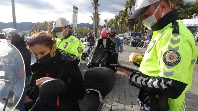 Marmaris’te Kask Takmayan Motosiklet Sürücülerine Ceza Kesildi