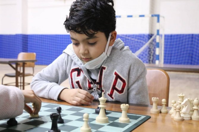 100 Sporcu Satranç Turnuvasında Mücadele Etti