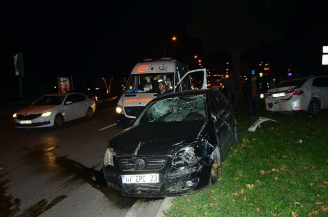 Aynı Yönde Seyir Halindeki Otomobillerin Kazası Demir Bariyerlerde Son Buldu: 3 Yaralı