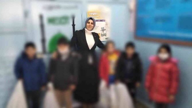 Diyarbakır’ın Tek Kadın Muhtarı Çocuklara Giysi Paketi Hediye Etti