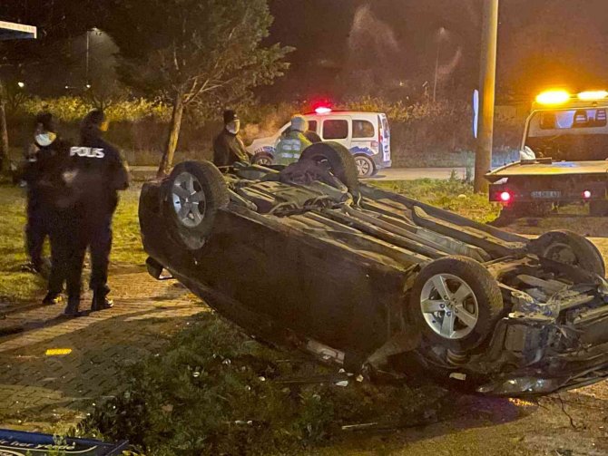 Kontrolden Çıkan Otomobil Adliye’nin Önünde Takla Attı, Sürücü Olay Yerinden Kaçtı