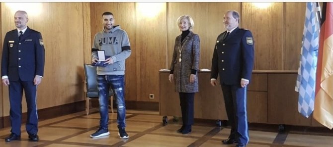 Almanya’da Bir Kadının Hayatını Kurtaran 2 Türk Gencine Madalya Verildi