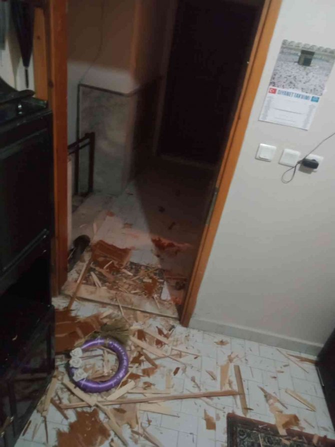 Zammı Kabul Etmeyen Kiracının Kapısını Baltayla Kırdı