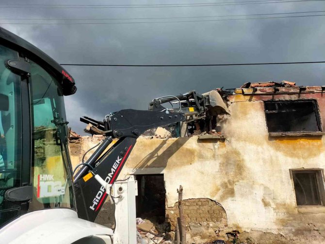 Edremit’te Güvenliği Tehlikeye Sokan 125 Metruk Bina Yıkıldı