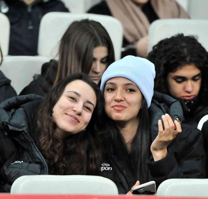 Beşiktaş Tribünlerine Kadınlar Renk Kattı