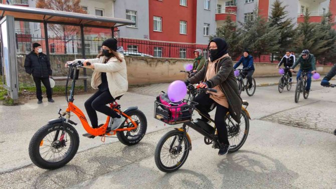 Kadın Haklarına Bisikletleriyle Farkındalık Oluşturdular