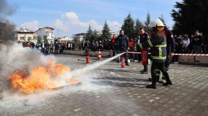 Düzce Belediyesinden Öğrencilere Yangın Söndürme Teknikleri