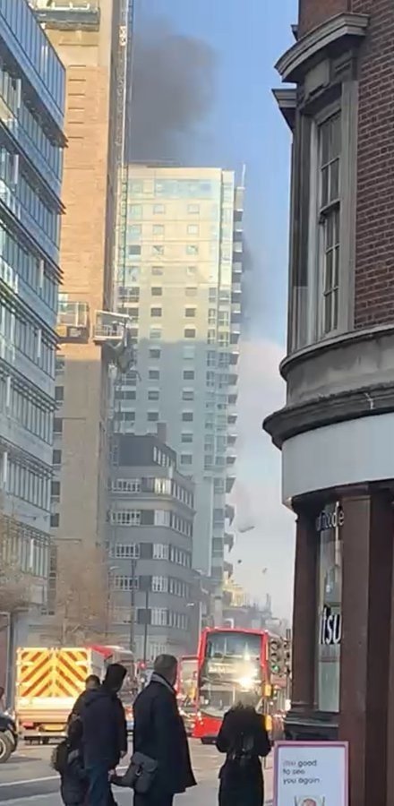 Londra’da Çok Katlı Binada Korkutan Yangın