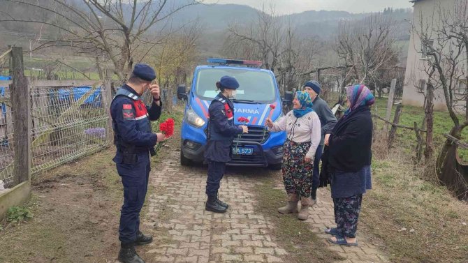 Jandarma Ekipleri Kadınlara Karanfil Takdim Etti