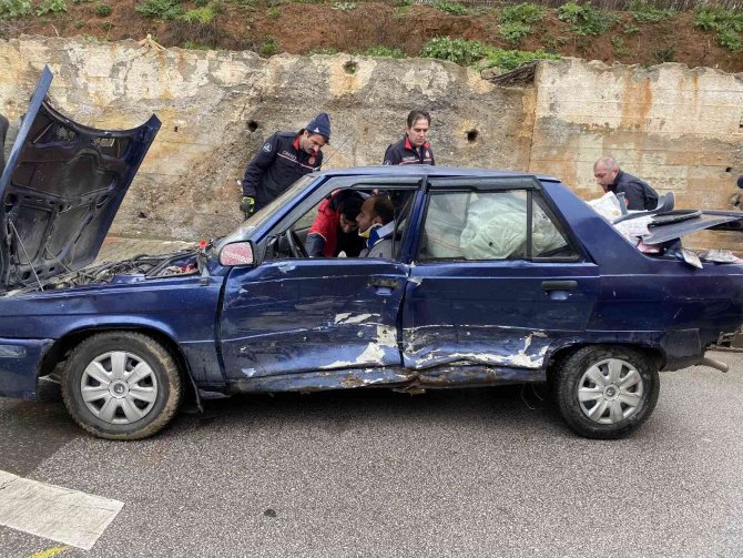Sancaktepe’de İki Araç Birbirine Girdi: 1 Yaralı