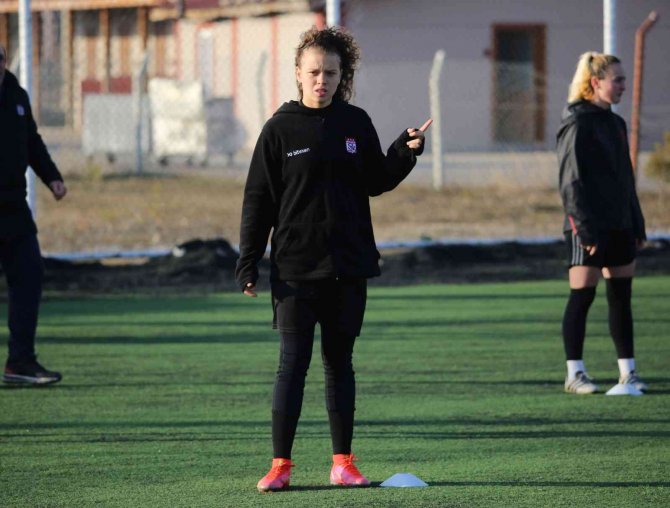 Sivasspor’un Yeni Transferi Caroline Sakatlandı!
