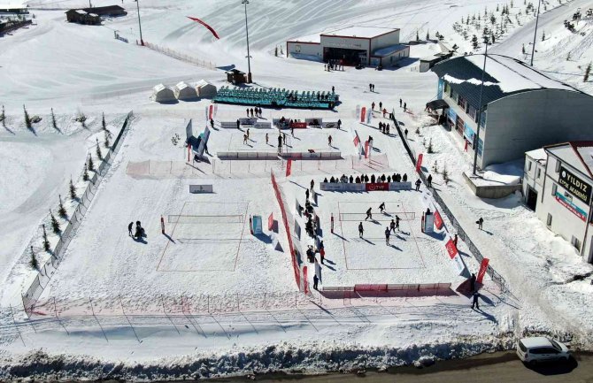 Yıldız Dağı’nda Düzenlenen Kar Voleybolu Şampiyonası Nefes Kesiyor