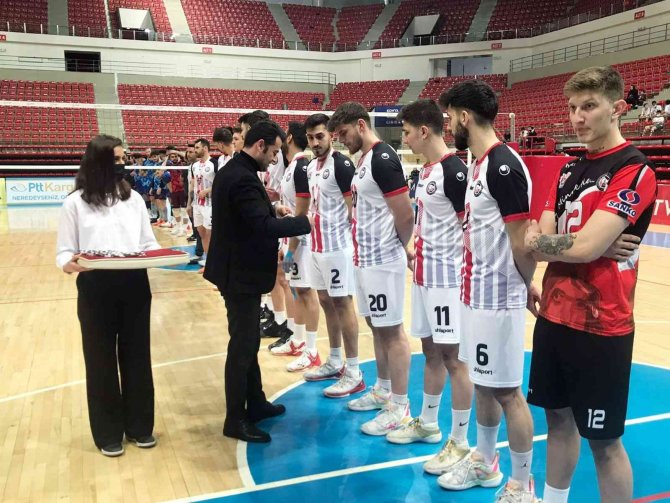 Yenişehir Belediyesi Voleybol Takımı 1. Lig’e Yükseldi