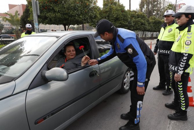Polis Kadın Sürücülere Karanfil Dağıttı