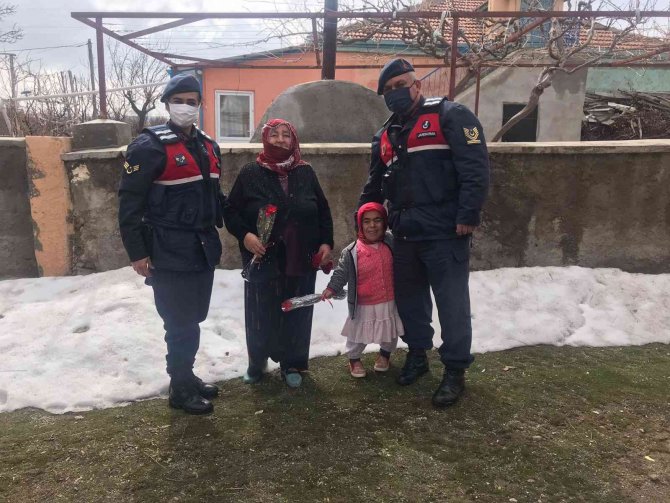 Aksaray’da Jandarma Ekiplerinden Kadınlara Karanfilli Kutlama