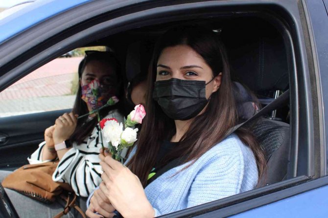 Trafik Polislerinden Kadın Sürücülere Karanfil