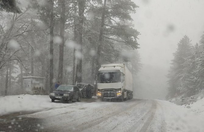 Kazdağları’nda Aniden Bastıran Kar Sürücülere Zor Anlar Yaşattı