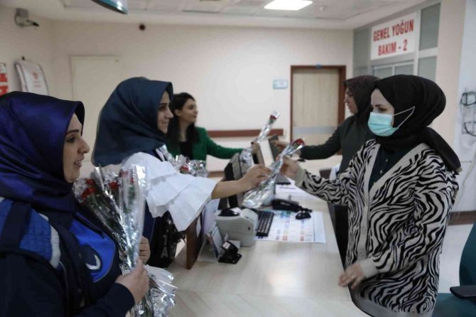 Bingöl Belediyesi Kadın Sağlık Çalışanlarının Günlerini Kutladı