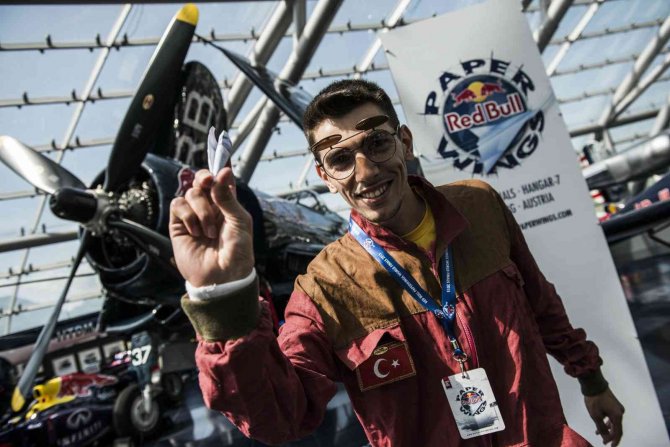 Red Bull Paper Wings İle ‘Kâğıt Uçak Pilotları’ Hünerlerini Sergiliyor