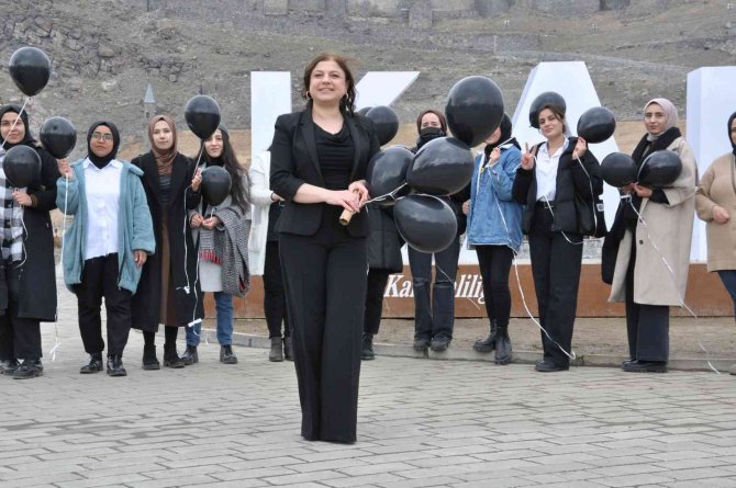 Kars’ta Siyah Balonlarla Kadına Şiddete Dikkat Çektiler