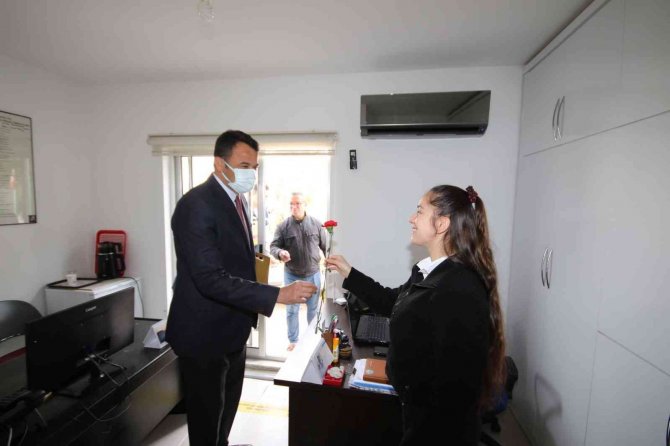 Kaş Belediye Başkanı Ulutaş, Dünya Kadınlar Günü’nde Çiçek Dağıttı