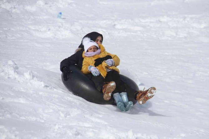 Konya’da Piknikçi Ailelerin Karla Kaplı Dağlarda Kayak Keyfi