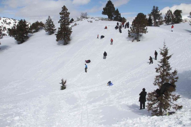 Konya’da Piknikçi Ailelerin Karla Kaplı Dağlarda Kayak Keyfi