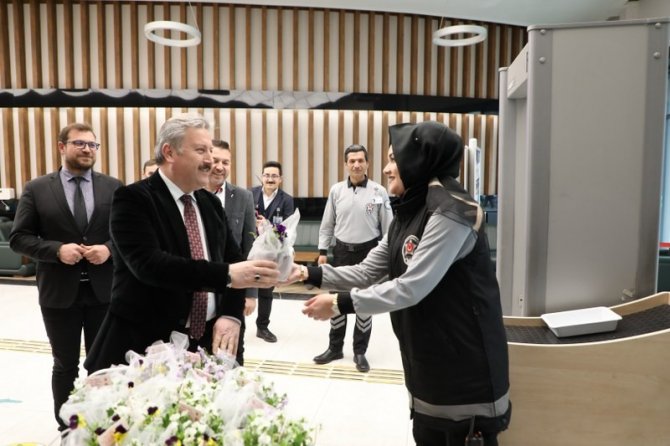 Başkan Palancıoğlu Kadınlar Günü’nü Çiçek Hediye Ederek Kutladı