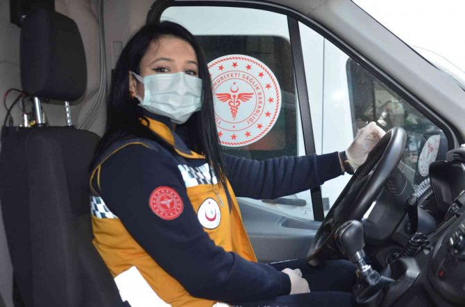 Kadın Ambulans Şoförü Ekibiyle Hayat Kurtarıyor