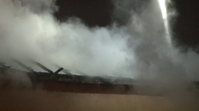 Tuzla’da 4 Katlı Binanın Çatısı Alevlere Teslim Oldu
