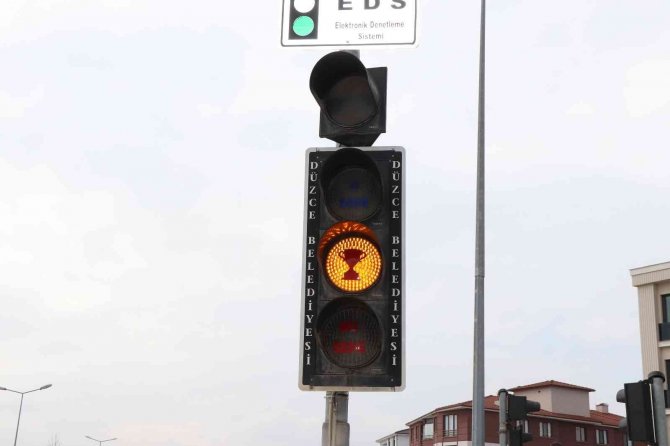 Trafik Işıklarında O Sloganı Gören Şaşırıp Kalıyor