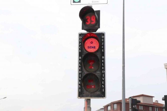 Trafik Işıklarında O Sloganı Gören Şaşırıp Kalıyor