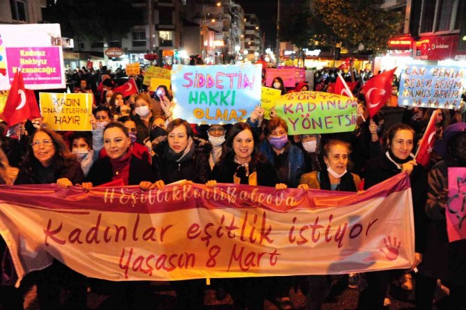 Balçova’da Binlerce Kadın Gece Yürüyüşünde Buluştu