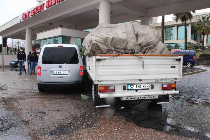 Ordu’da Trafik Kazası: Araçlar Hastane Girişindeki Beton Direğe Çarparak Durabildiler