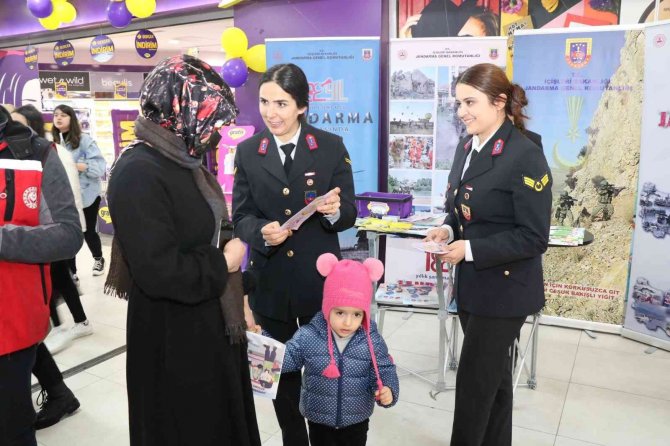 Bingöl’de Jandarma Kadınlara Karanfil Verdi, Kades’i Tanıttı