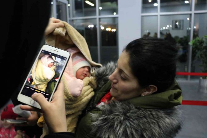 Ukrayna’da Sığınakta Doğan 5 Günlük Minik Kız Bebeği Türkiye’ye Geldi