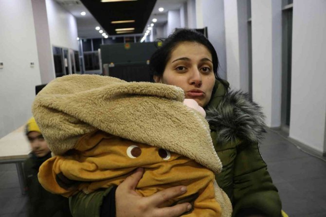Ukrayna’da Sığınakta Doğan 5 Günlük Minik Kız Bebeği Türkiye’ye Geldi