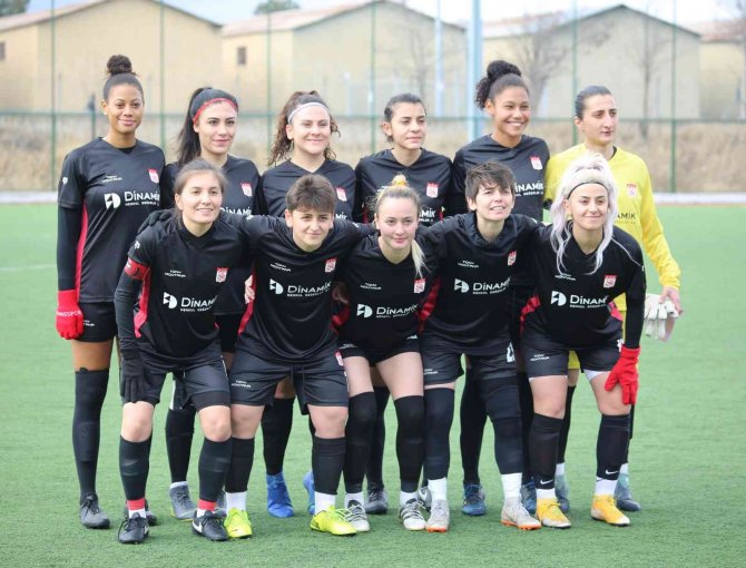 Turkcell Kadın Futbol Süper Ligi: Sivasspor: 1 - Hakkarigücüspor: 4